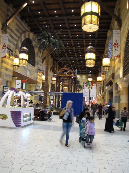 100211_ Ibn Battuta mall egypt court.jpg - Één van de winkelstraten in het Egyptische deel. Het kunstwerk midden op de foto verteld het verhaal van de reiziger Ibn Battuta.